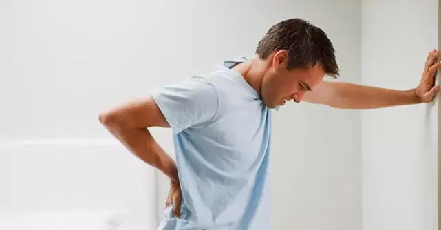 Біль у попереково-крижової області у чоловіка – ознака хронічного простатиту